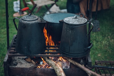 火上有两个水壶和一个锅
